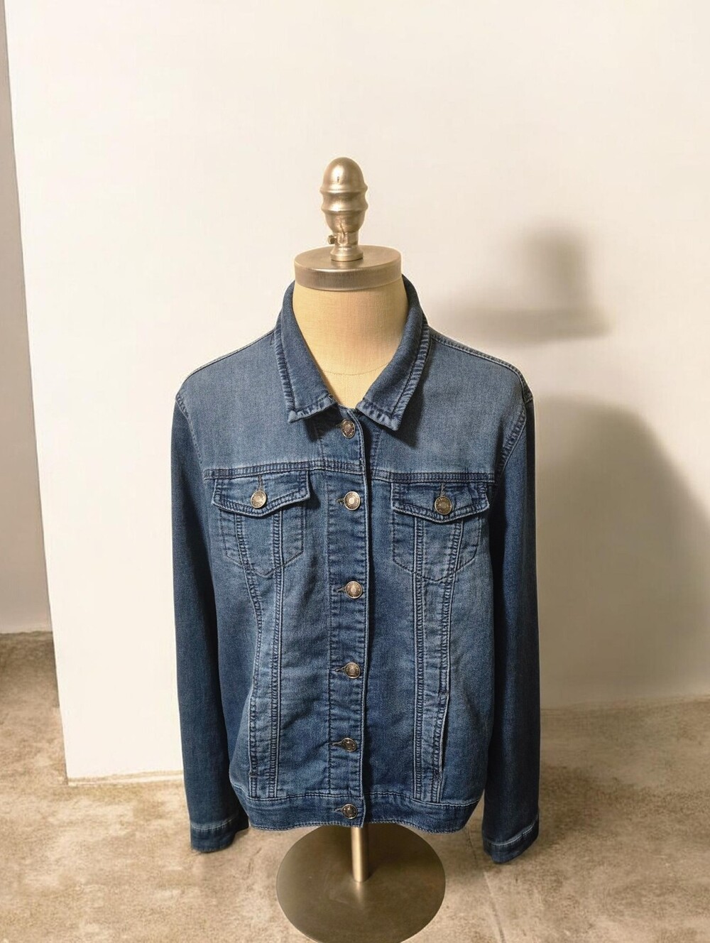 Buffalo David Bitton  Classic Women's Soft Denim Jacket,( Stretchy) size Large